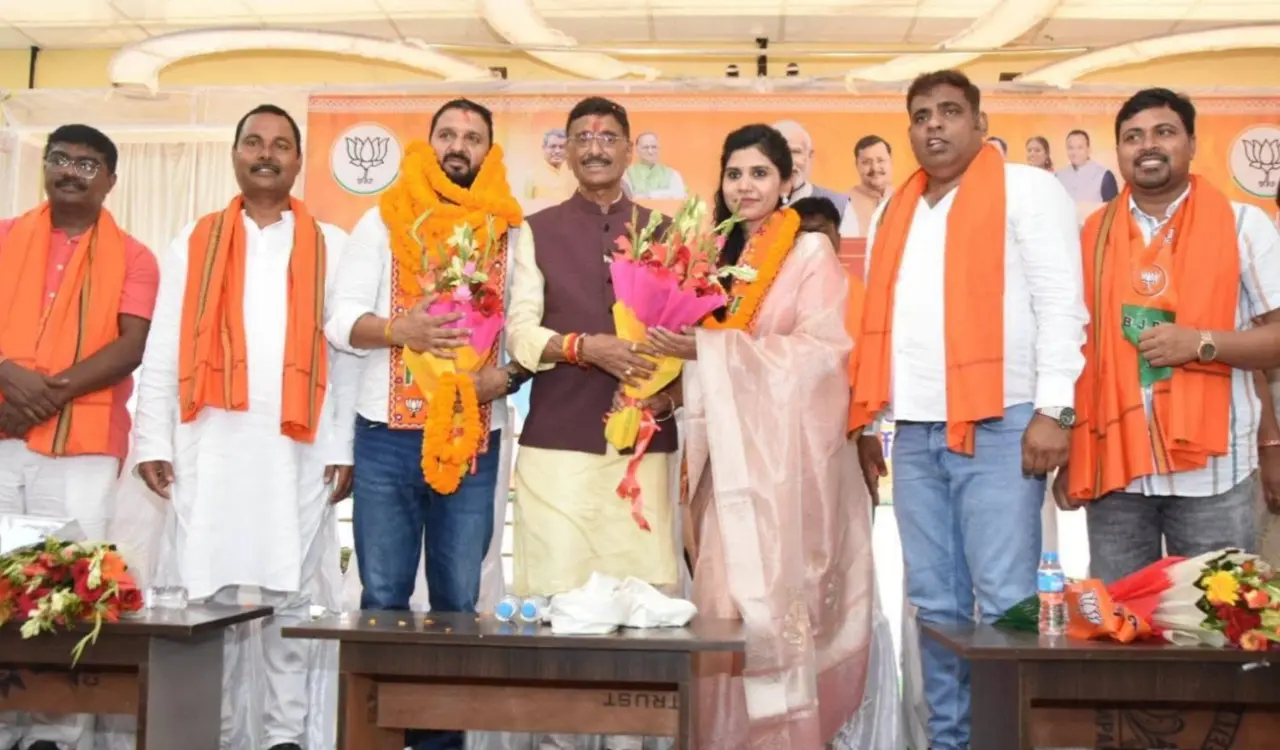 BJP holds a joining ceremony in Tupudana; social worker Sumit Dubey and his supporters join the party.