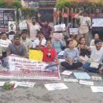 नीट पेपर लीक के विरोध में रांची की सड़कों पर उतरे छात्र, शिक्षा मंत्री के इस्तीफे की मांग Students take to the streets in Ranchi to protest against the NEET paper leak, demanding the Education Minister's resignation.