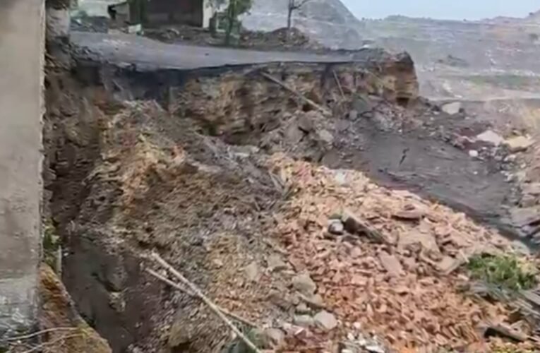 धनबाद में फिर धंसी जमीन: बुट्टू बाबू बंगला बस्ती के कई मकान मलबे में तब्दील, टला बड़ा हादसा
