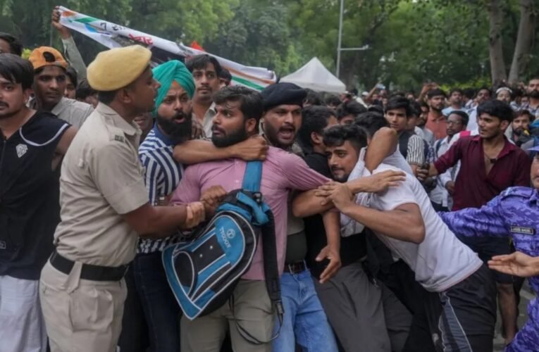 जंतर-मंतर पर हंगामा: कॉकरोच जनता पार्टी के संसद मार्च से पहले पुलिस का लाठीचार्ज, AAP नेताओं को रोका गया