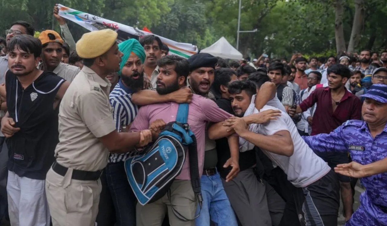 Uproar at Jantar Mantar: Police lathi-charge ahead of 'Cockroach Janata Party's' march to Parliament; AAP leaders stopped.