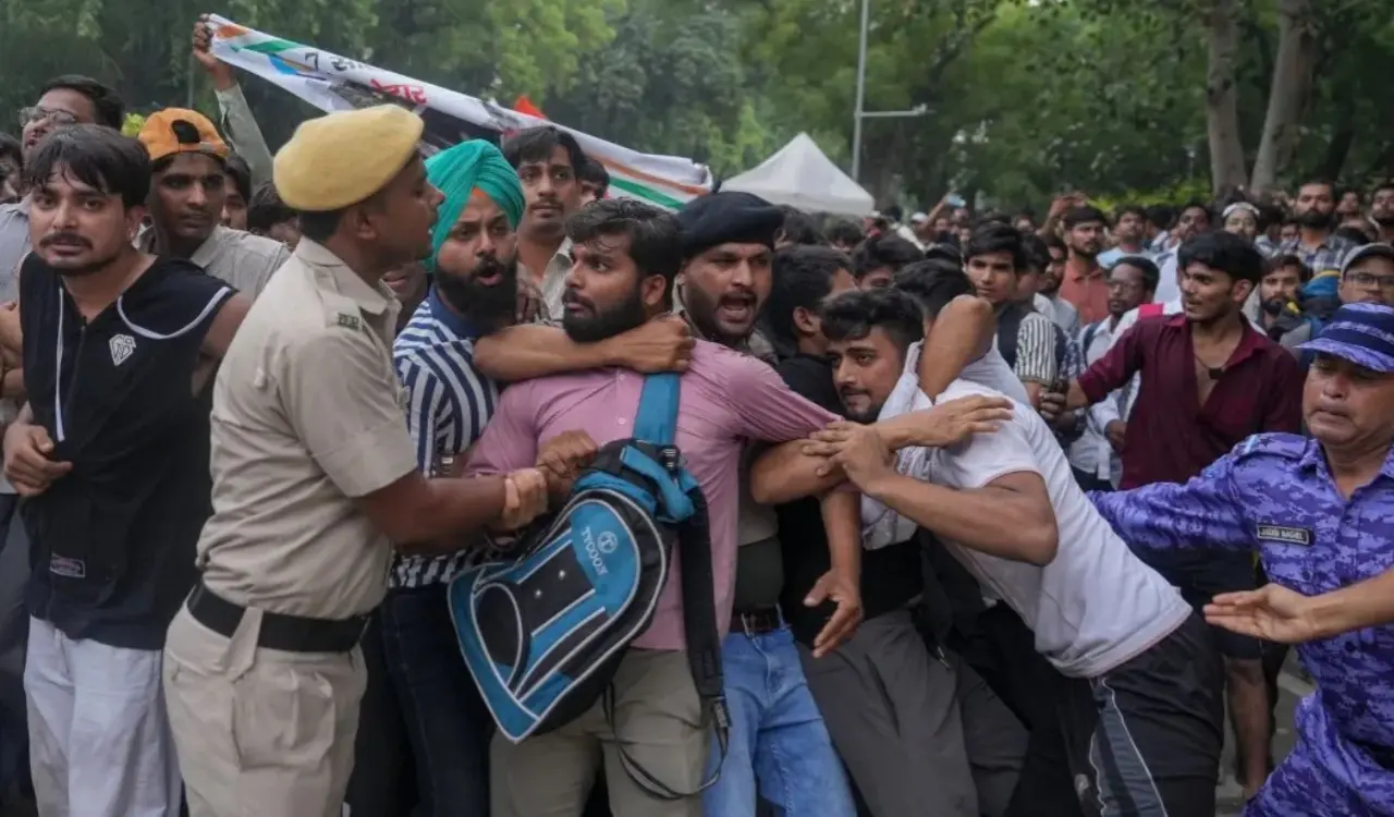 Uproar at Jantar Mantar: Police lathi-charge ahead of 'Cockroach Janata Party's' march to Parliament; AAP leaders stopped.