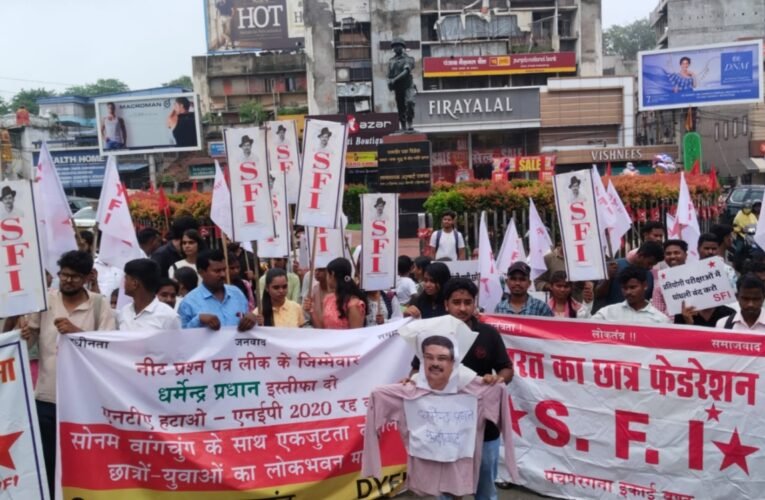 SFI-DYFI protest in Ranchi; Education Minister Dharmendra Pradhan's effigy burnt.