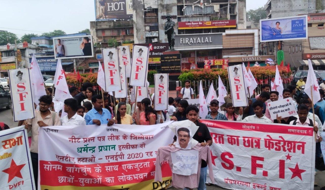 SFI-DYFI protest in Ranchi; Education Minister Dharmendra Pradhan's effigy burnt.