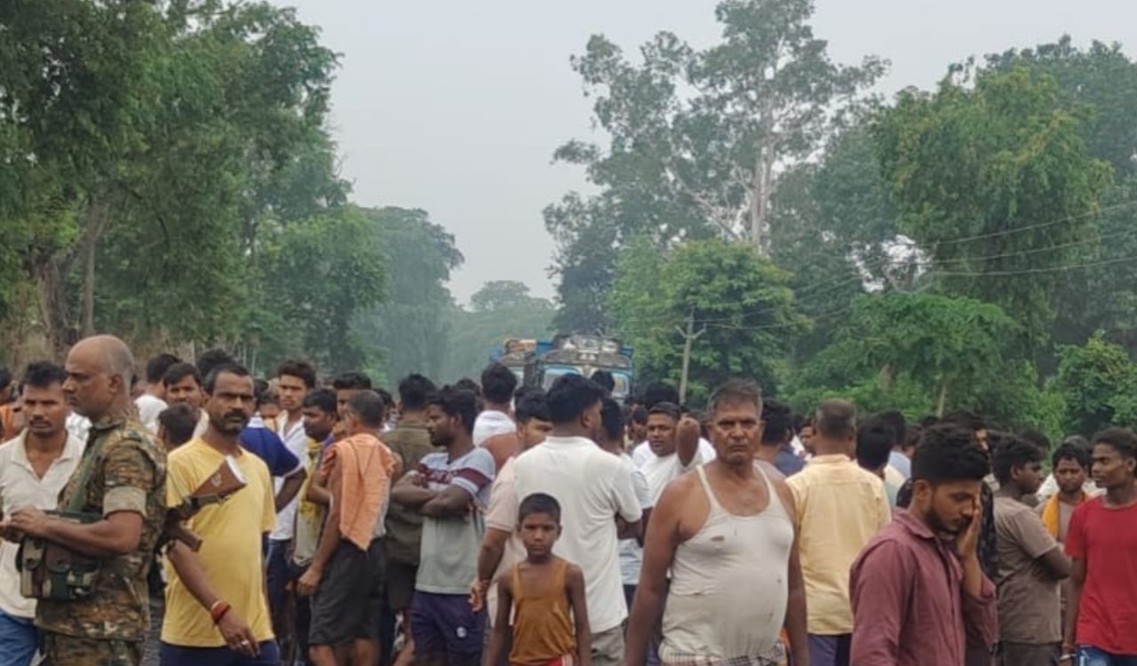 Sensation in Hunterganj after youth's body found under suspicious circumstances; road blocked over suspected murder.