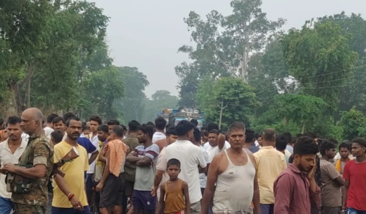 Sensation in Hunterganj after youth's body found under suspicious circumstances; road blocked over suspected murder.