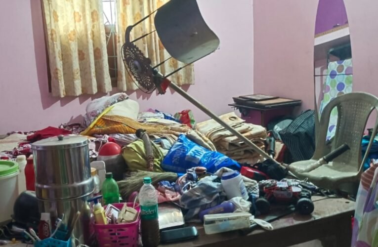 Jewelry worth lakhs stolen after breaking down the door of a locked house; questions raised about police patrolling.