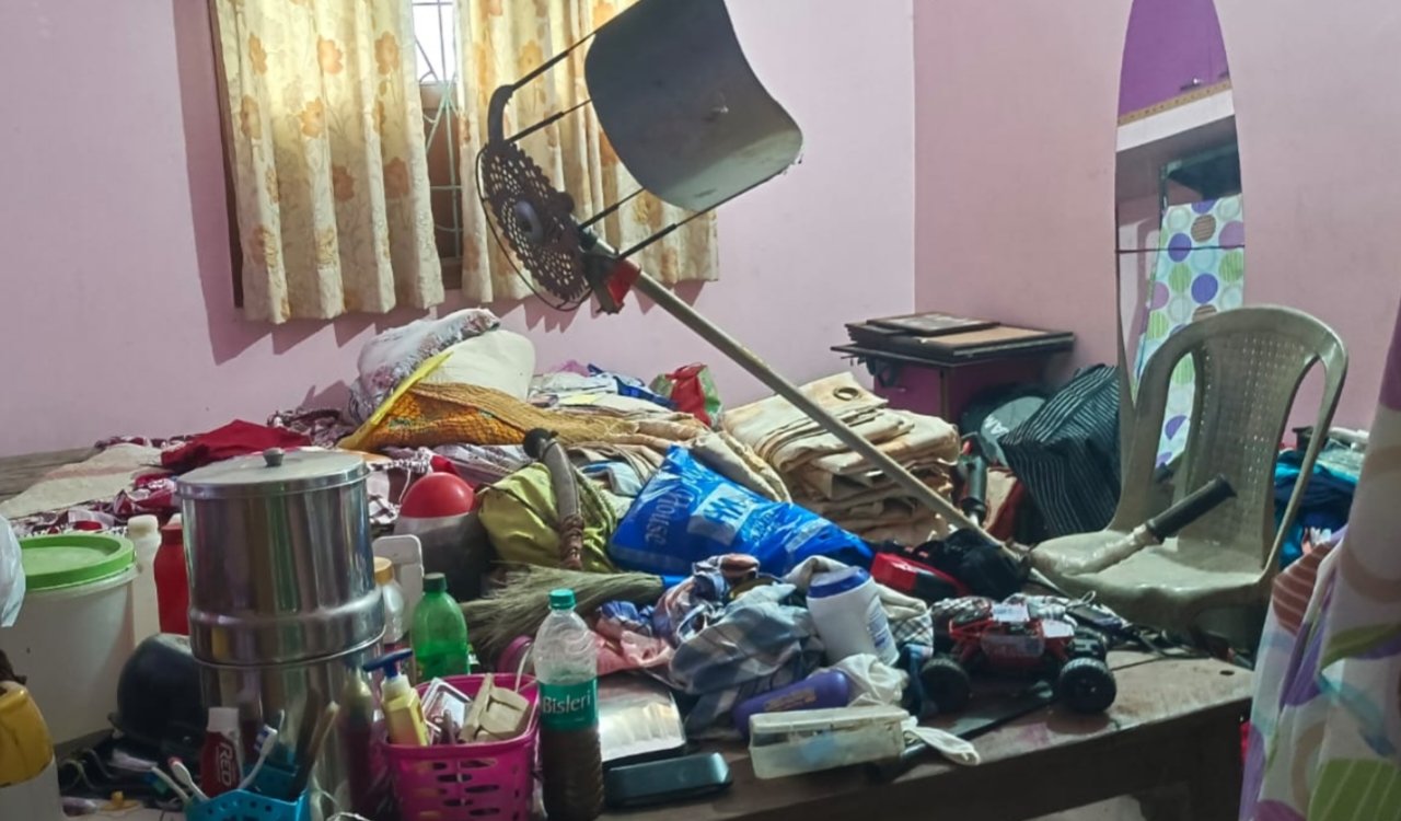 Jewelry worth lakhs stolen after breaking down the door of a locked house; questions raised about police patrolling.