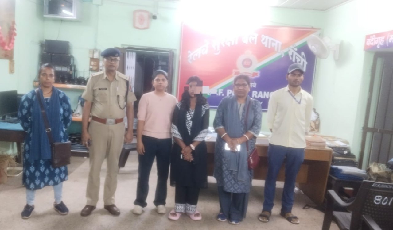 Minor girl rescued at Ranchi Railway Station; handed over to Childline.