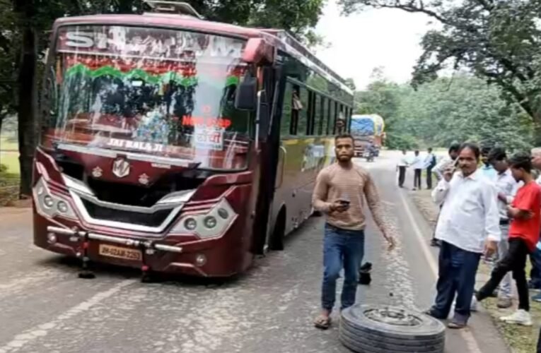 सिमडेगा-रांची मार्ग पर बड़ा हादसा टला, चलती बस का अगला चक्का निकला, यात्री सुरक्षित