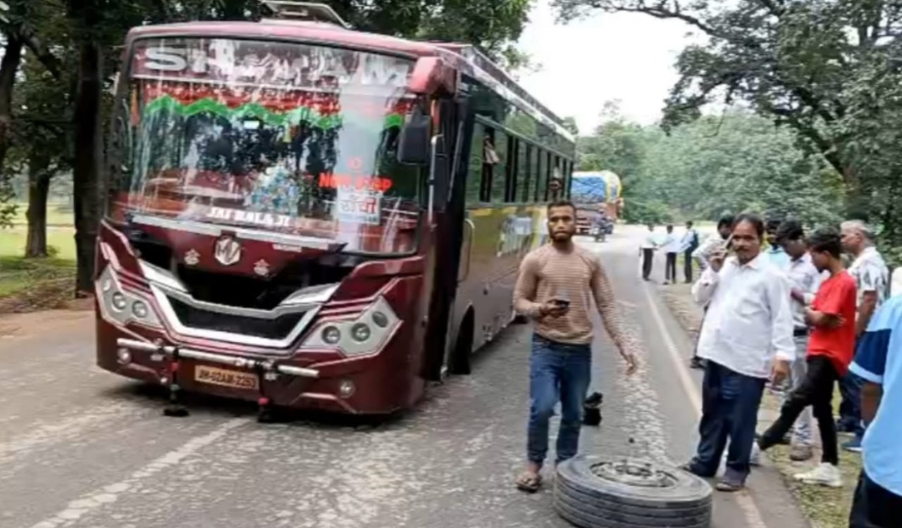 Major accident averted on the Simdega-Ranchi route; front wheel of a moving bus came off, dozens of passengers safe.