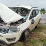 रफ्तार का कहर: डिवाइडर से टकराकर पलटी कार, एयरबैग ने बचाई चालक की जान, गंभीर हालत में रिम्स रेफर Havoc of Speed: Car overturns after hitting divider; airbag saves driver's life; referred to RIMS in critical condition.