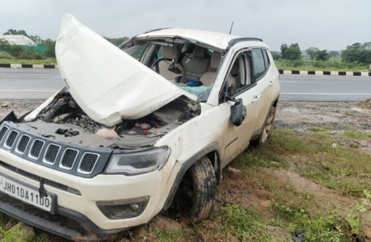 रफ्तार का कहर: डिवाइडर से टकराकर पलटी कार, एयरबैग ने बचाई चालक की जान, गंभीर हालत में रिम्स रेफर