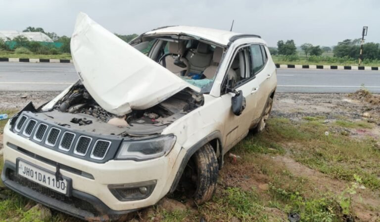 रफ्तार का कहर: डिवाइडर से टकराकर पलटी कार, एयरबैग ने बचाई चालक की जान, गंभीर हालत में रिम्स रेफर
