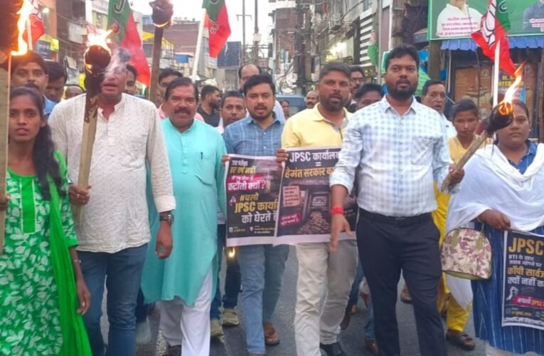 BJYM holds torchlight procession against Hemant government; demands cancellation of 14th JPSC exam.