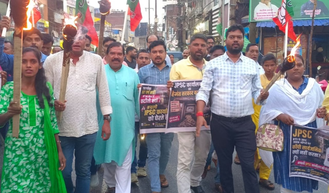 BJYM holds torchlight procession against Hemant government; demands cancellation of 14th JPSC exam.