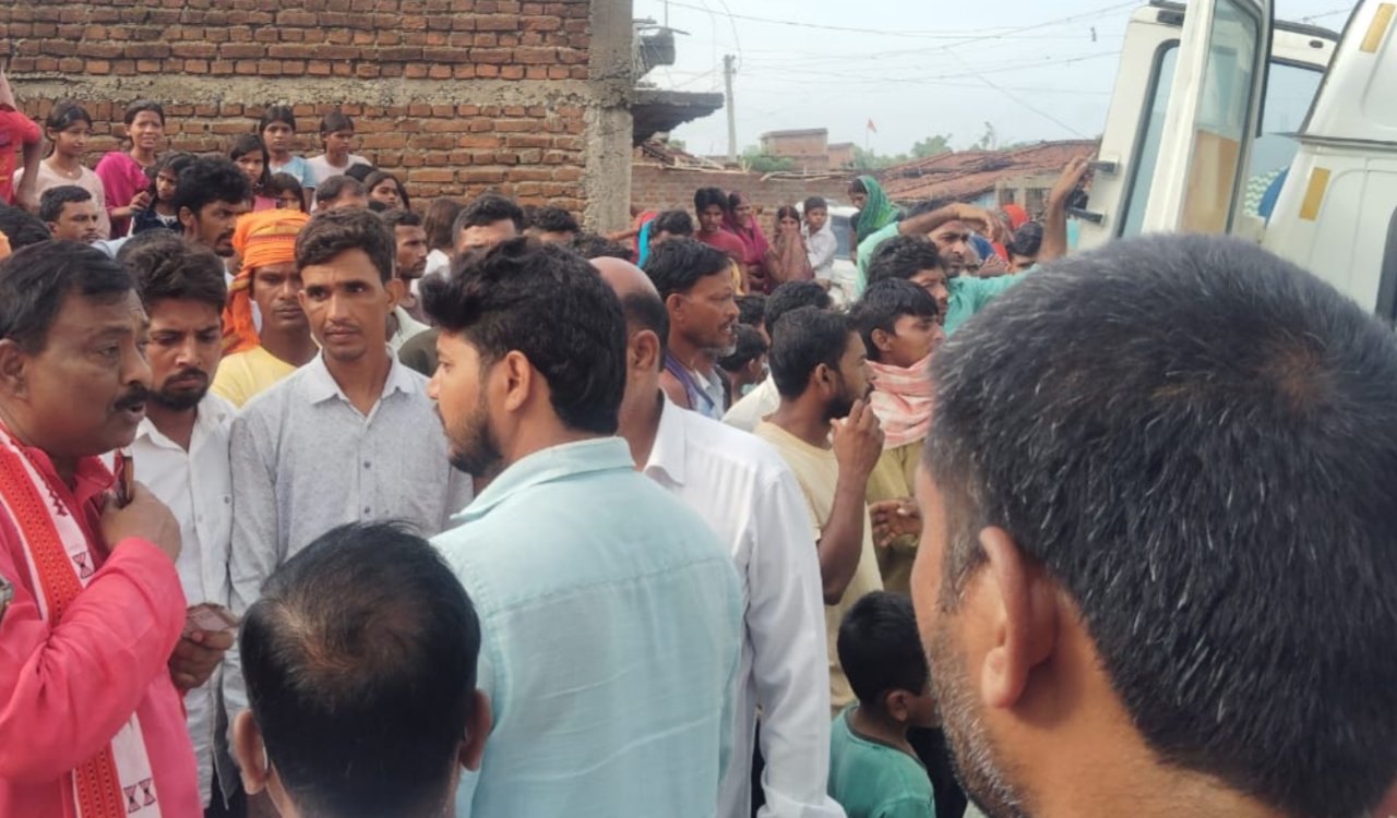 Father and son die after being struck by lightning; Panki MLA Dr. Shashibhushan Mehta meets the bereaved family.