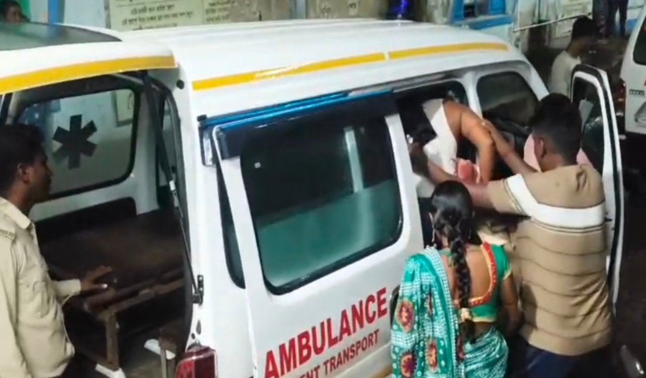 Auto carrying family to Rath Mela collides with lorry; five injured.