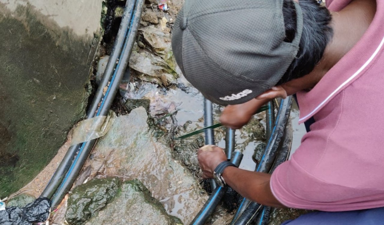 Major crackdown by Ranchi Municipal Corporation: 30 illegal water connections disconnected in Ward 11's Qureshi Mohalla.