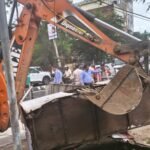 Ranchi Municipal Corporation's anti-encroachment drive: 7 temporary structures removed.