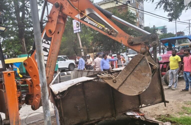 Ranchi Municipal Corporation's anti-encroachment drive: 7 temporary structures removed.