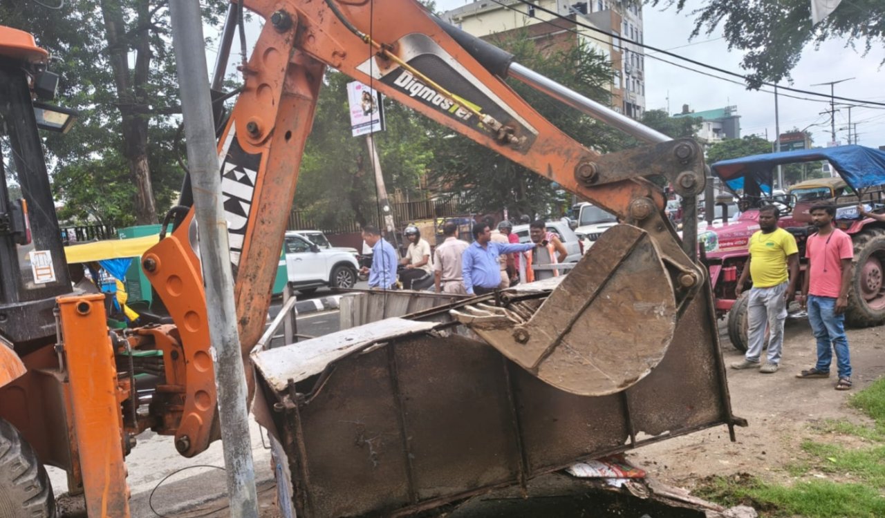 Ranchi Municipal Corporation's anti-encroachment drive: 7 temporary structures removed.