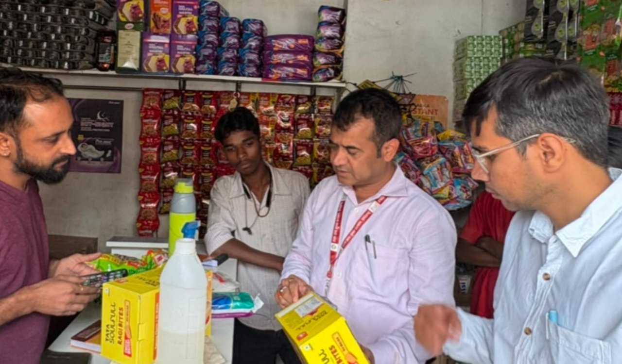 Tobacco control campaign in Sahibganj: 8 shopkeepers fined ₹3,500 for COTPA Act violations.