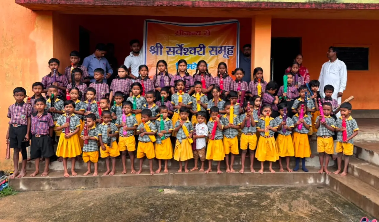 Shri Sarveshwari Samooh distributed umbrellas to schoolchildren and encouraged them to pursue their studies regularly.