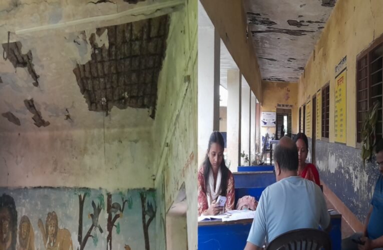 Young children in Lohardaga forced to study in a dilapidated building, risking their lives.