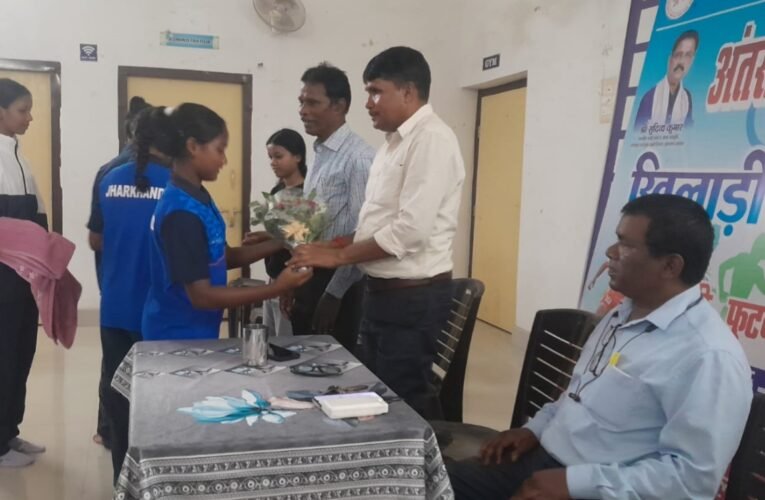 Manoj Konbegi arrived in Simdega for the first time after becoming the General Secretary of Hockey Jharkhand; players accorded him a grand welcome.