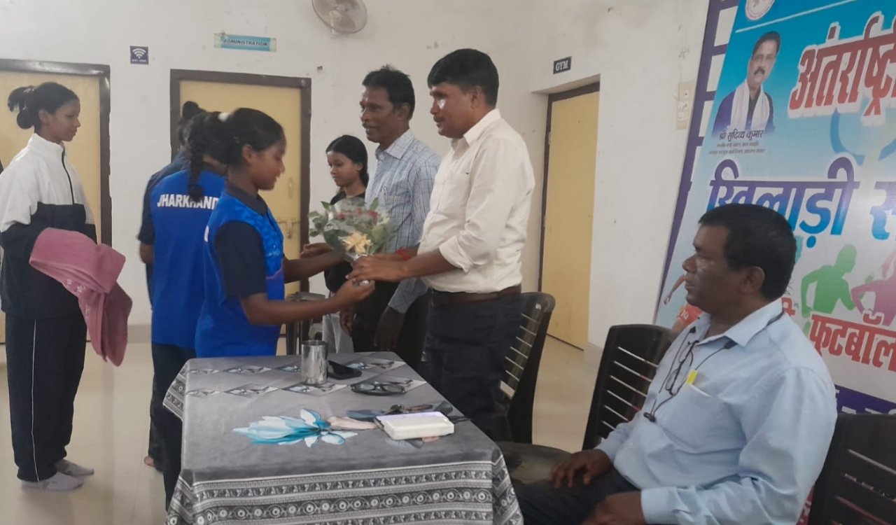 Manoj Konbegi arrived in Simdega for the first time after becoming the General Secretary of Hockey Jharkhand; players accorded him a grand welcome.