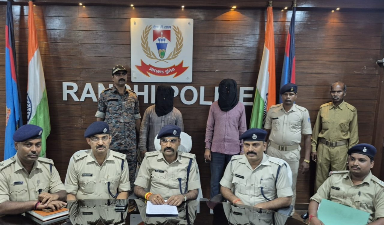 Chain-snatching gang busted, two accused arrested; stolen vehicle and 19 grams of gold recovered.