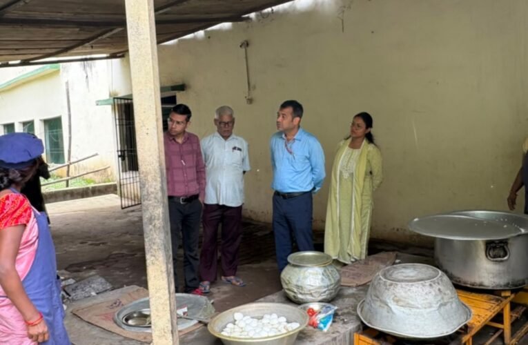Food Safety Department campaign in Gumla: inspections conducted from schools to the divisional jail; samples of oil, flour, and tea leaves collected.