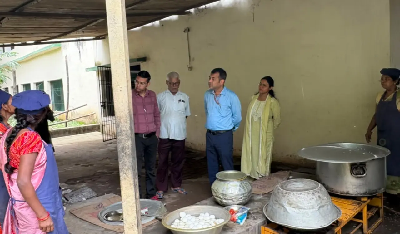 Food Safety Department campaign in Gumla: inspections conducted from schools to the divisional jail; samples of oil, flour, and tea leaves collected.