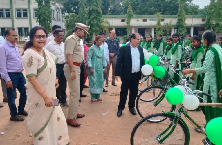 The Divisional Commissioner reviewed development schemes in Simdega and issued instructions to increase revenue collection.