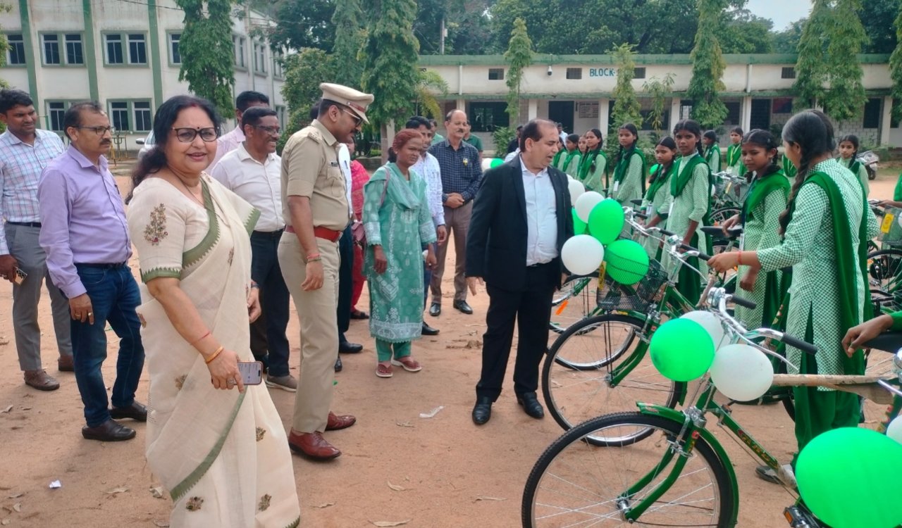 The Divisional Commissioner reviewed development schemes in Simdega and issued instructions to increase revenue collection.