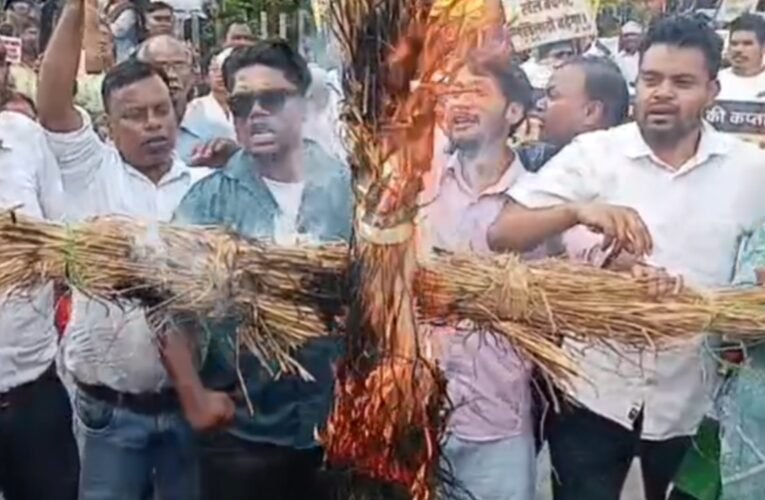 Protest in Ranchi in support of Asunta Lakra; effigy of Hockey Jharkhand President burned.