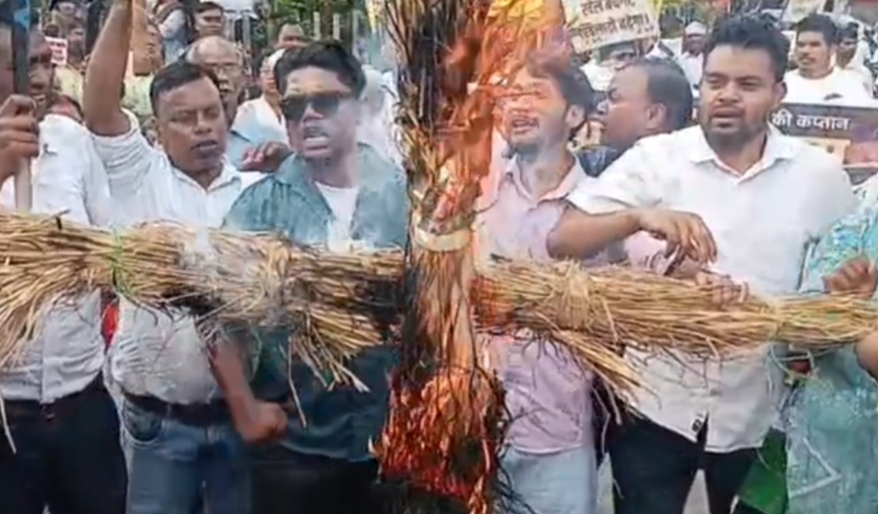 Protest in Ranchi in support of Asunta Lakra; effigy of Hockey Jharkhand President burned.