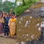 Jamshedpur: Protest demanding repair of the Damaki-Manpur road.