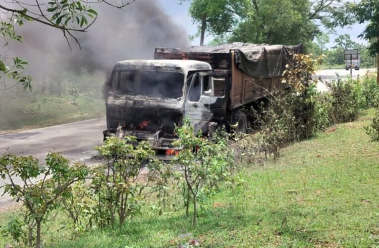Massive fire breaks out in a stationary goods truck on the Simdega-Rourkela main road; fire brigade brings it under control.