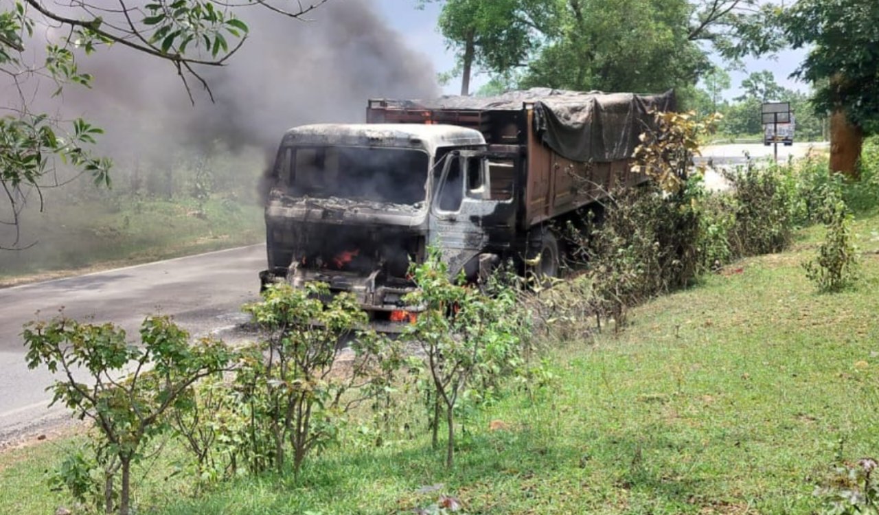 Massive fire breaks out in a stationary goods truck on the Simdega-Rourkela main road; fire brigade brings it under control.