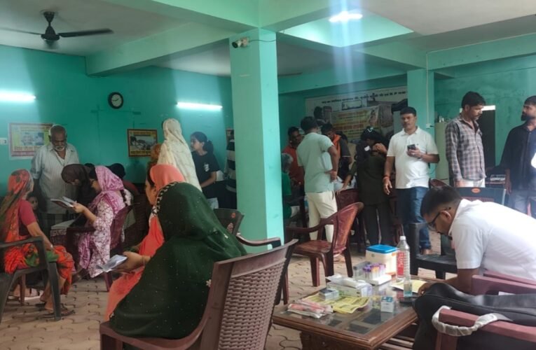 Free health check-up camp held at the Ward 11 councillor's office; large number of people attended.