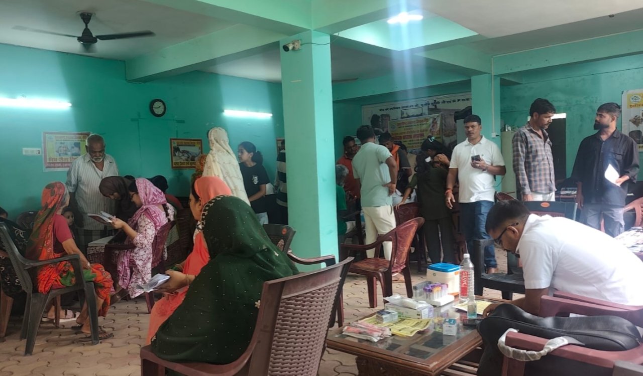 Free health check-up camp held at the Ward 11 councillor's office; large number of people attended.