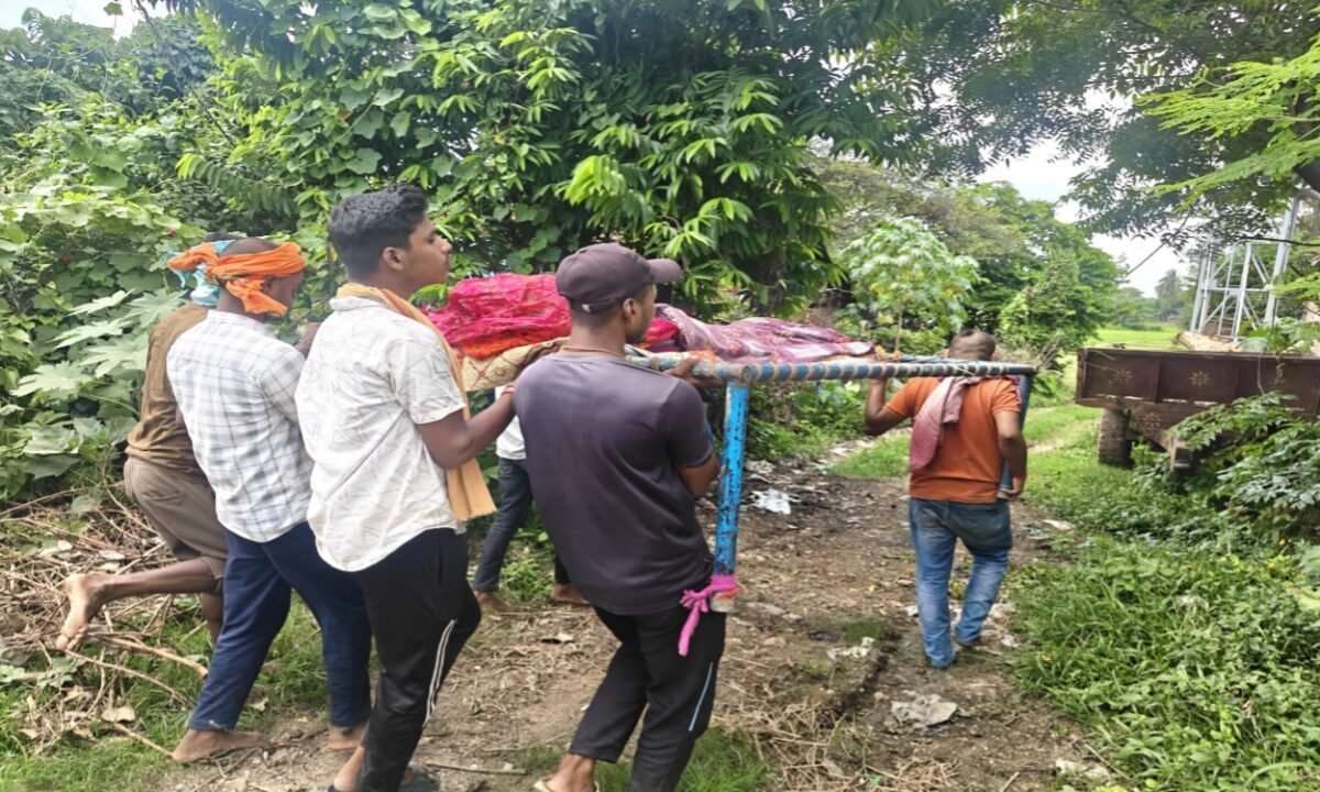 Pregnant woman loses life due to lack of road; body brought back on a cot.