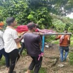 Pregnant woman loses life due to lack of road; body brought back on a cot.