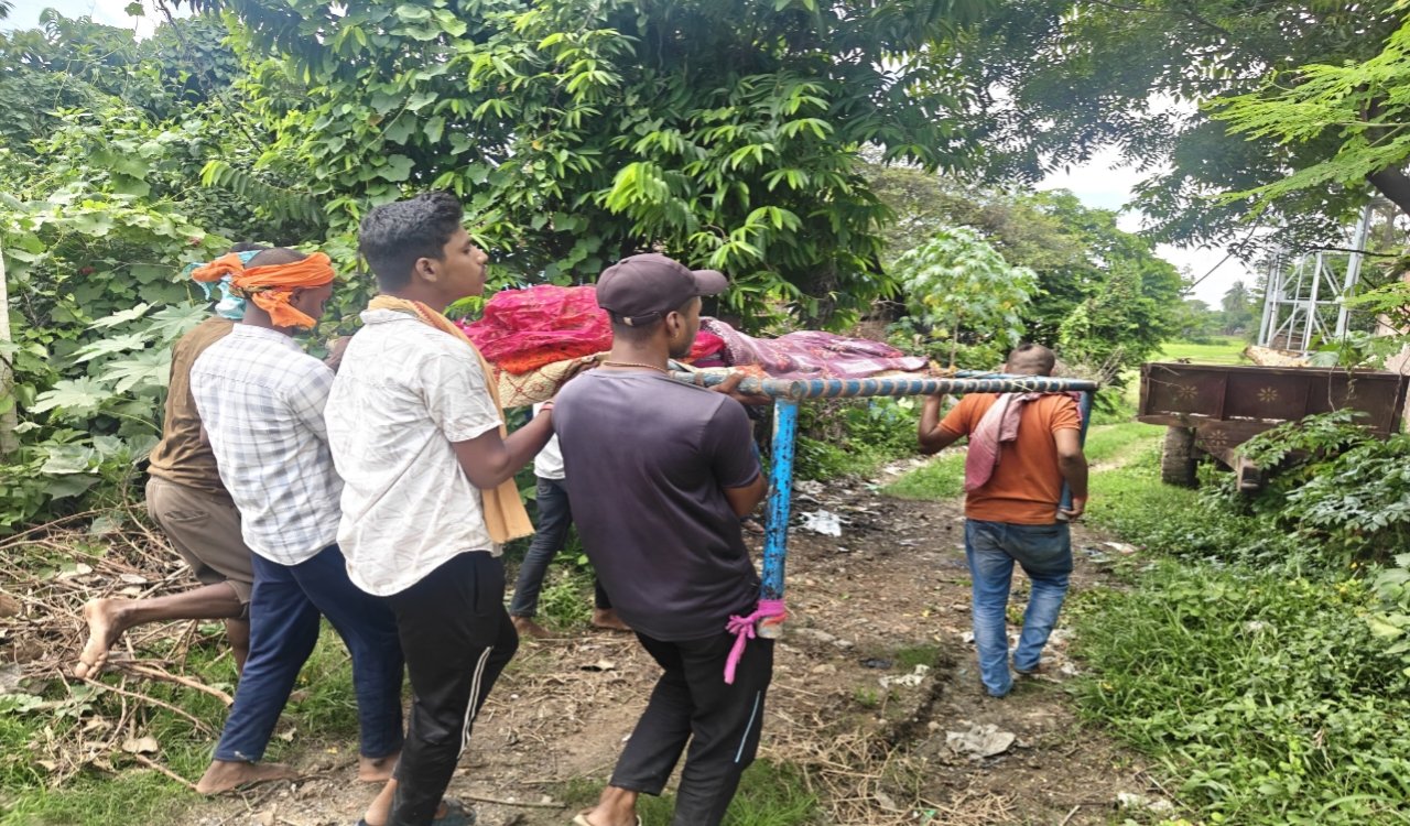 Pregnant woman loses life due to lack of road; body brought back on a cot.