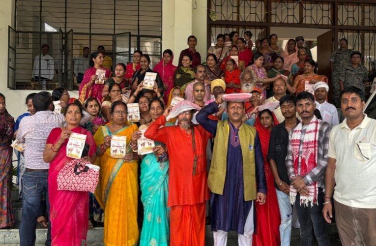खूंटी में ‘गौ सम्मान आह्वान अभियान’ के तहत पदयात्रा, राष्ट्रपति-प्रधानमंत्री के नाम सौंपा गया ज्ञापन
