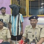 पुलिस को बंधक बनाकर मारपीट करने के मामले में एक और आरोपी गिरफ्तार, सिमडेगा पुलिस ने भेजा जेल Another accused arrested in the case involving the holding of police personnel hostage and assaulting them; Simdega Police have sent him to jail.