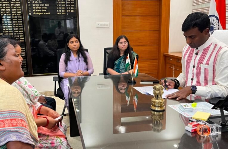 Ranchi Deputy Commissioner Manjunath Bhajantri takes a tough stand at the Janata Darbar, issues show cause notices to several officials for negligence in revenue matters.