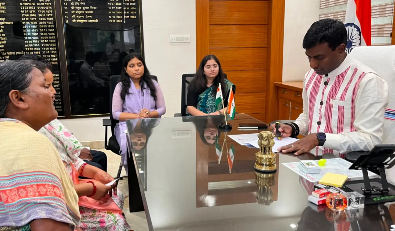 Ranchi Deputy Commissioner Manjunath Bhajantri takes a tough stand at the Janata Darbar, issues show cause notices to several officials for negligence in revenue matters.